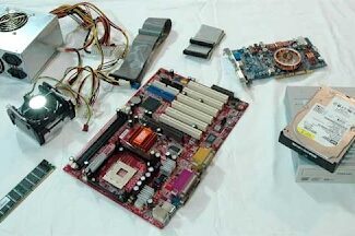 Cette image représente des composants de pc de bureau démontés par docteur pc 33 - informaticien spécialisé dans la réparation d'ordinateurs à bordeaux / talence