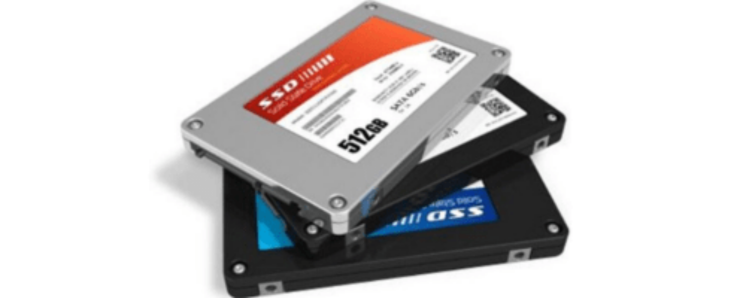 TARIFS DÉPANNAGE INFORMATIQUE BORDEAUX TALENCE 7 Cette Image représente 3 Disques SSD empilés, Illustrant Le Le Tarif de Remplacement de Disque Dur et SSD - Tarifs Dépannage Informatique