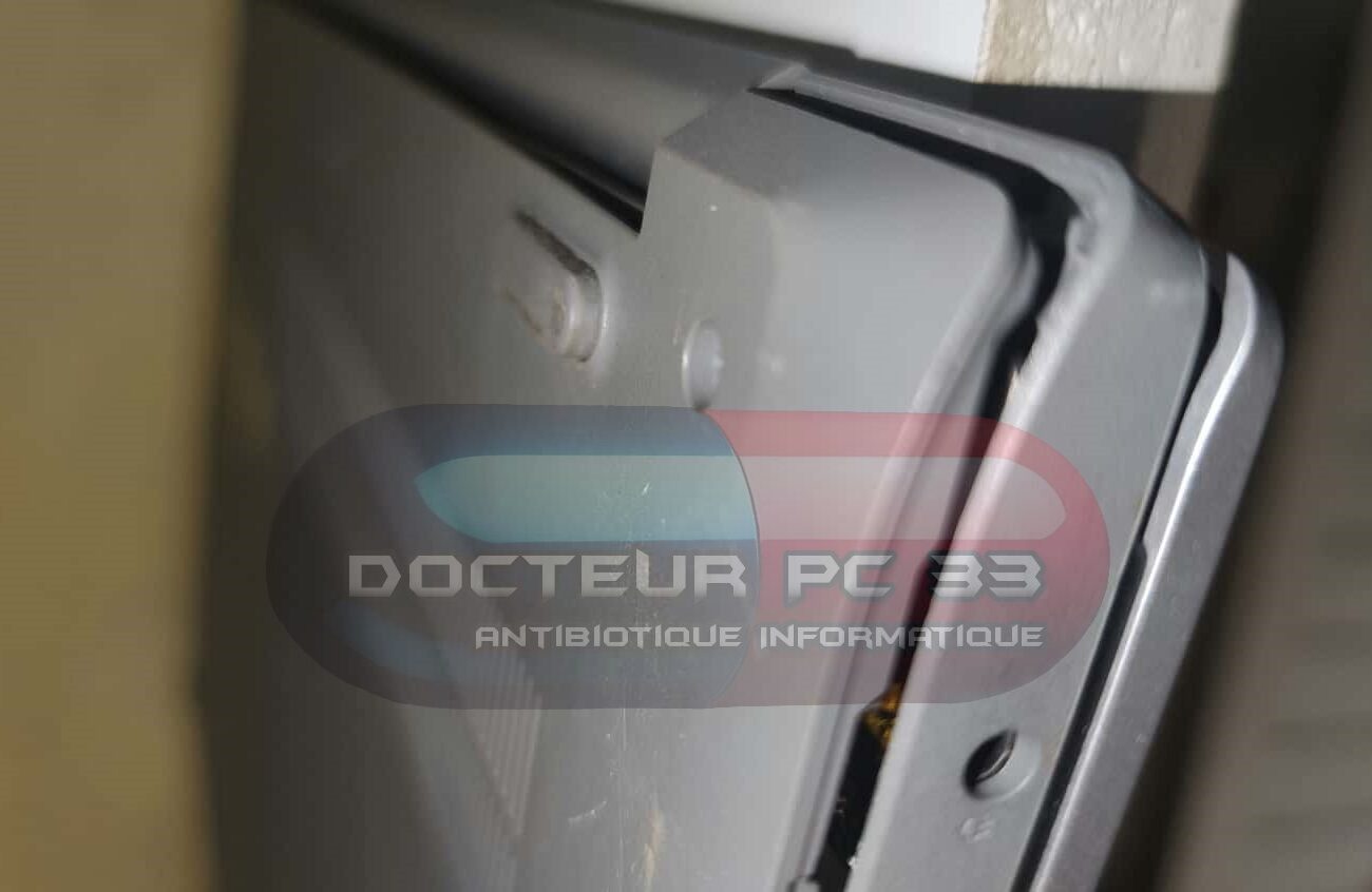 Charniéres-pc-portable-arrache-plastique-pc-plasturgie-coque