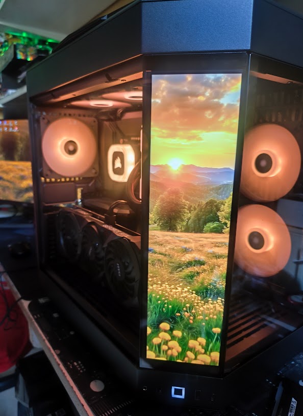 Assembleur Pc Gamer Bordeaux Talence | Infinity Computers Montage pc gamer Bordeaux Talence, Cette image représente un boîtier pc gamer de type aquarium Format moyen tour avec un écran en façade.